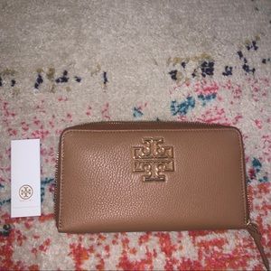 BNWT Tory Burch Britten ZIP Continental Wallet